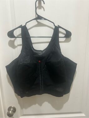 Lasting comfort 52C Black Front-Zip Support Crop Top